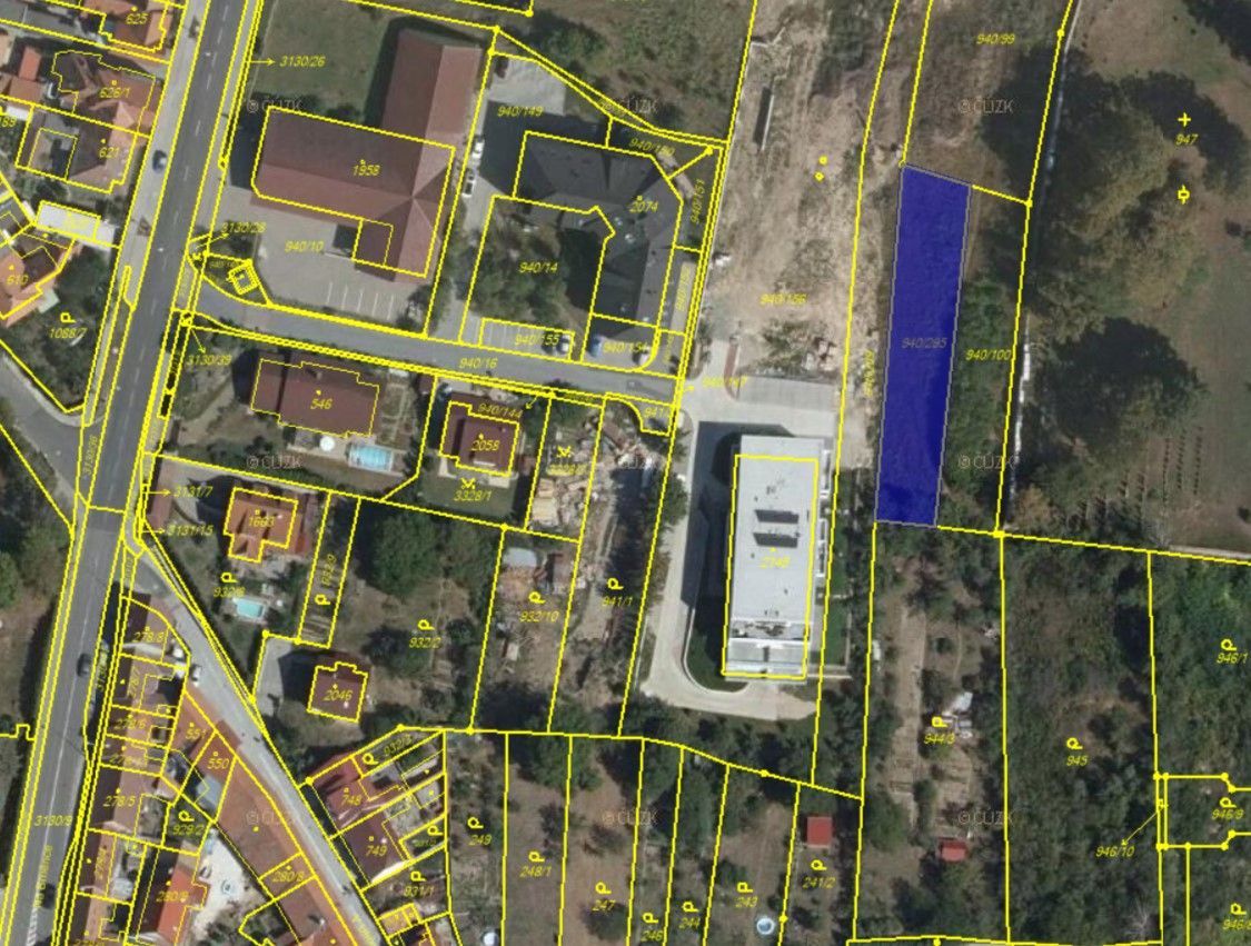 Plánovaná novostavba bytového domu u židovského hřbitova se nelíbí majitelům sousedních pozemků